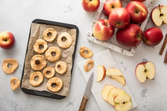 Φτιάχνουμε τραγανά τσιπς μήλου με μόλις 3 υλικά