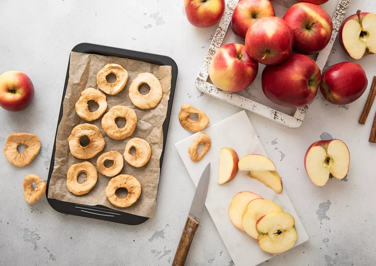 Φτιάχνουμε τραγανά τσιπς μήλου με μόλις 3 υλικά