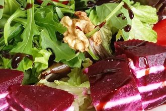 Σαλάτα με ρόκα και παντζάρι