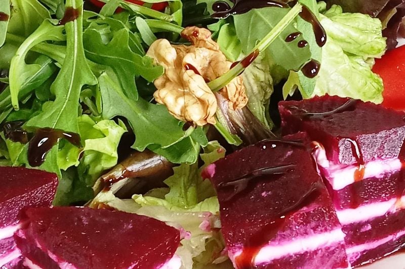 Σαλάτα με ρόκα και παντζάρι