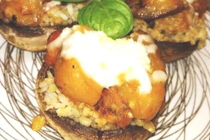 Γεμιστά μανιτάρια με πλιγούρι και σάλτσα μελιτζάνας