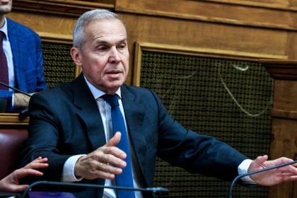 Ένταση στη Βουλή μεταξύ του υφυπ. Άμυνας Θ. Δαβάκη και του βουλευτή της ΝΔ Δ. Καιρίδη