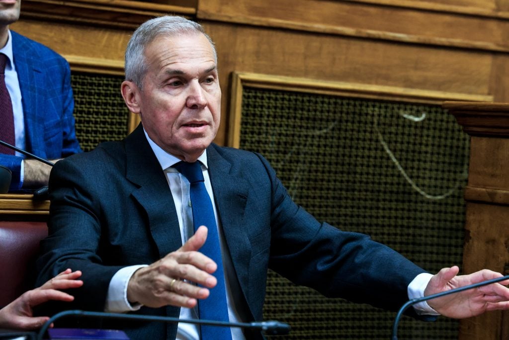 Ένταση στη Βουλή μεταξύ του υφυπ. Άμυνας Θ. Δαβάκη και του βουλευτή της ΝΔ Δ. Καιρίδη