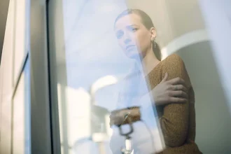 Γιατί το μυαλό μας κολλάει στις αρνητικές σκέψεις; Οι επιστήμονες εξηγούν