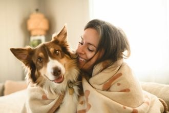 Σύντροφο ή σκύλο; Έρευνα δείχνει τι προτιμούν οι single κηδεμόνες