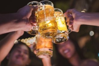 Κρήτη: Στο νοσοκομείο ανήλικοι μετά από κατανάλωση αλκοόλ σε μπαρ