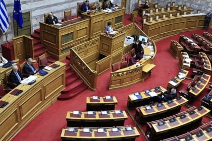 Χριστουγεννιάτικος «μποναμάς» στα κόμματα - Τι χρήματα παίρνουν