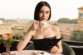 Emily in Paris: Θα γυριστεί η επόμενη σεζόν στην Ελλάδα; Η αινιγματική σκηνή και η απάντηση της Λίλι Κόλινς