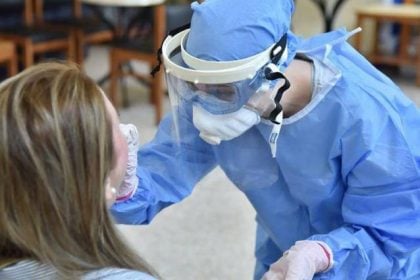 ΕΟΔΥ: 131 νέες εισαγωγές και 4 νέοι θάνατοι από Covid την τελευταία εβδομάδα, ένα νέο σοβαρό κρούσμα γρίπης