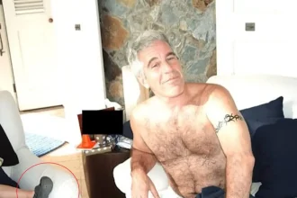 Νέες φωτογραφίες με τον Τζέφρι Έπσταϊν και τους διάσημους «φίλους» του: Το παιδικό πόδι και το τζακούζι με τον Κλίντον