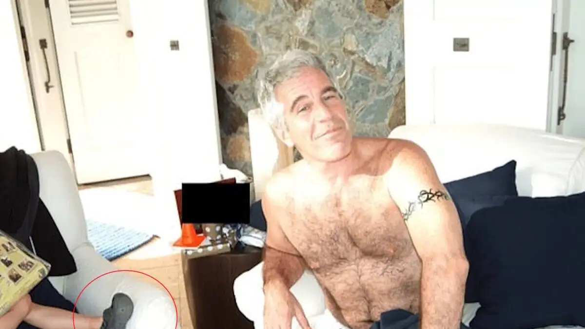 Νέες φωτογραφίες με τον Τζέφρι Έπσταϊν και τους διάσημους «φίλους» του: Το παιδικό πόδι και το τζακούζι με τον Κλίντον