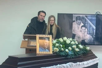 Με το τραγούδι «Του Αιγαίου τα μπλουζ» αποχαιρέτησαν τον Αλμπέρτο Εσκενάζυ συγγενείς και φίλοι στο αποτεφρωτήριο Ριτσώνας