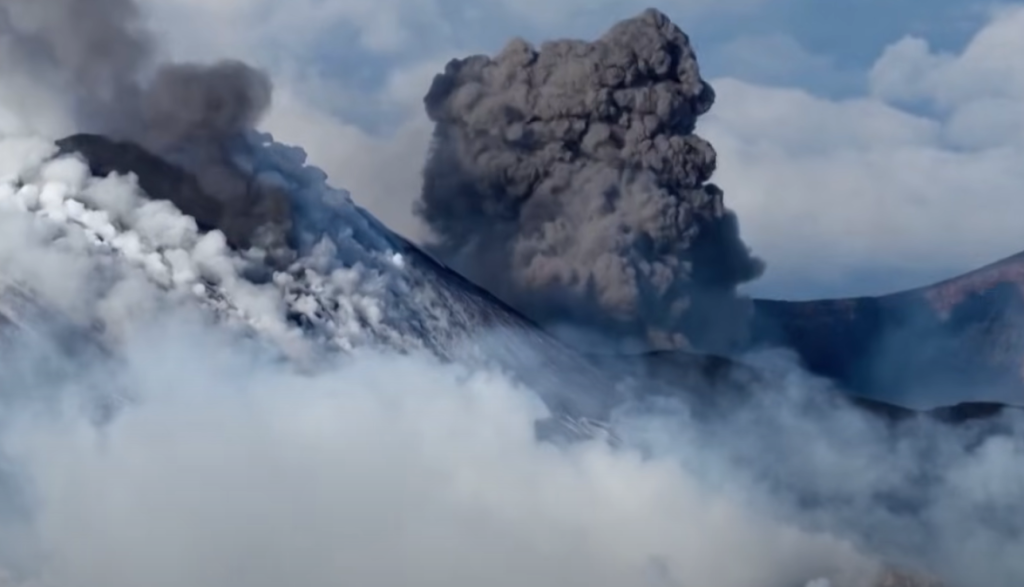 Η χιονισμένη Αίτνα «βρυχάται» την ίδια ώρα που σκιέρ κατεβαίνουν τις πλαγιές της ΒΙΝΤΕΟ