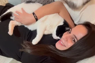 Ευλαμπία Ρέβη: «Είμαι έγκυος και έχω γάτες, τα πατουσάκια πάνω στην κοιλιά μου είναι αληθινή αγάπη, όχι κίνδυνος»