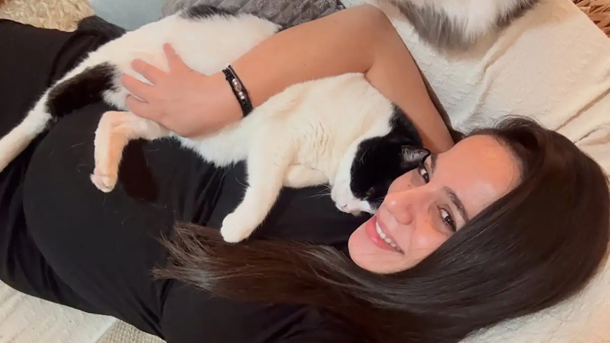 Ευλαμπία Ρέβη: «Είμαι έγκυος και έχω γάτες, τα πατουσάκια πάνω στην κοιλιά μου είναι αληθινή αγάπη, όχι κίνδυνος»