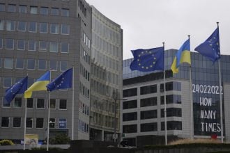 Ζελένσκι στο Βερολίνο για ειρηνευτικές συνομιλίες – Ευρωπαϊκές ανησυχίες για «Δούρειο Ίππο» υπέρ της Ρωσίας στο σχέδιο των ΗΠΑ