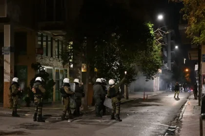 Επεισόδια στα Εξάρχεια: Επίθεση με «βροχή» μολότοφ σε διμοιρία ΜΑΤ – Έβαλαν φωτιές και σε κάδους