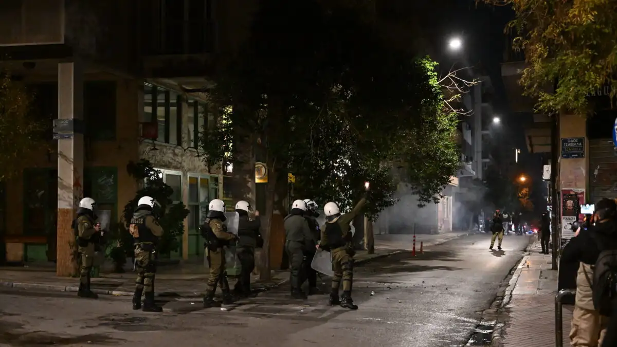 Επεισόδια στα Εξάρχεια: Επίθεση με «βροχή» μολότοφ σε διμοιρία ΜΑΤ – Έβαλαν φωτιές και σε κάδους