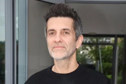 Ο Φοίβος αποκάλυψε την ιστορία πίσω από το τραγούδι «Χριστούγεννα» που ερμήνευσε η Δέσποινα Βανδή