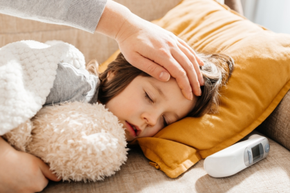 «Φουντώνει» η γρίπη στα παιδιά και μεγαλώνει ο κίνδυνος για όλη την οικογένεια – Οι ειδικοί προειδοποιούν