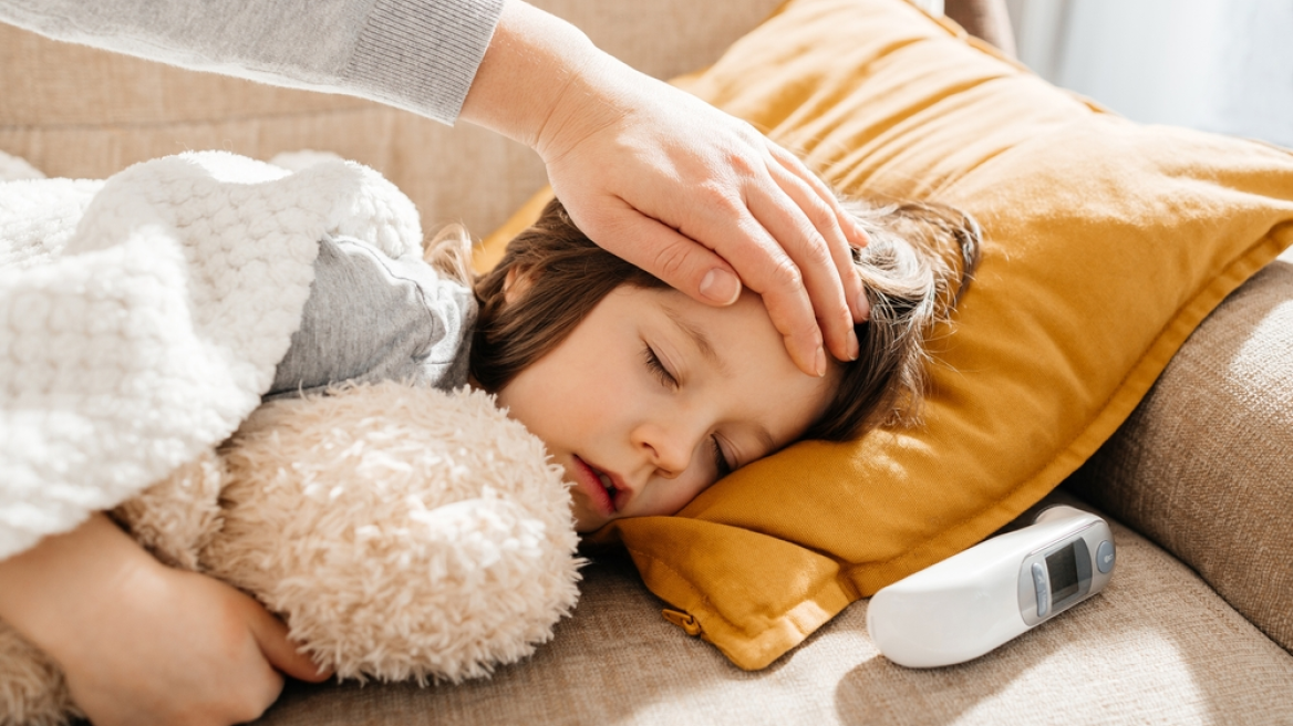 «Φουντώνει» η γρίπη στα παιδιά και μεγαλώνει ο κίνδυνος για όλη την οικογένεια – Οι ειδικοί προειδοποιούν