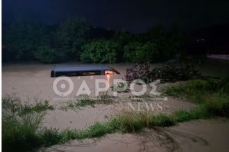 Κινδύνευσαν τουρίστες και κάτοικοι στη Φοινικούντα από υπερχείλιση ποταμού – Κλειστοί δρόμοι από κατολισθήσεις