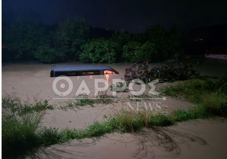 Κινδύνευσαν τουρίστες και κάτοικοι στη Φοινικούντα από υπερχείλιση ποταμού – Κλειστοί δρόμοι από κατολισθήσεις