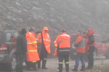 Σχεδόν αγκαλιασμένοι εντοπίστηκαν οι τέσσερις ορειβάτες που χτυπήθηκαν από χιονοστιβάδα στα Βαρδούσια – Το χρονικό της τραγωδίας