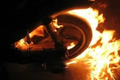 Πάτρα: "Λαμπάδιασε" δίκυκλο τα ξημερώματα - Νέα “περίεργη” φωτιά