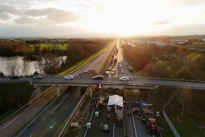 Γαλλία: Αγροτικά μπλόκα αποκλείουν δρόμους και παραλύουν το σιδηροδρομικό δίκτυο