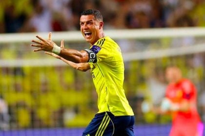 Τα βάζει και... κατά λάθος: Σκόραρε με την πλάτη και έφτασε τα 957 γκολ ο Κριστιάνο!