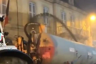 Γάλλοι αγρότες: Ψεκάζουν με κοπριά κυβερνητικά κτίρια και κλείνουν δρόμους με τρακτέρ και σανό