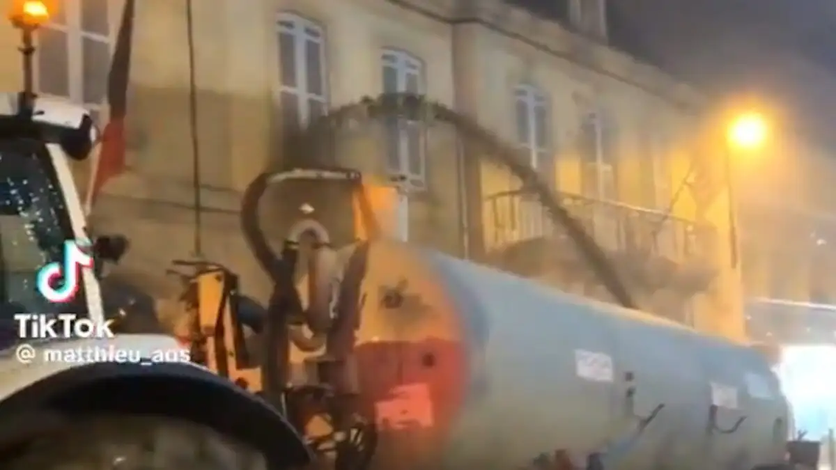 Γάλλοι αγρότες: Ψεκάζουν με κοπριά κυβερνητικά κτίρια και κλείνουν δρόμους με τρακτέρ και σανό