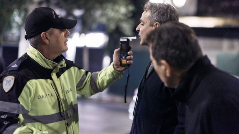 Κυριάκος Μητσοτάκης: Επίσκεψη του πρωθυπουργού σε μπλόκο της Τροχαίας για αλκοτέστ – Έκανε και ο ίδιος ΦΩΤΟ