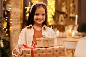 Έρευνα: Οι γονείς αισθάνονται μεγάλη πίεση για τα δώρα των παιδιών