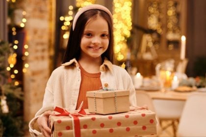 Έρευνα: Οι γονείς αισθάνονται μεγάλη πίεση για τα δώρα των παιδιών