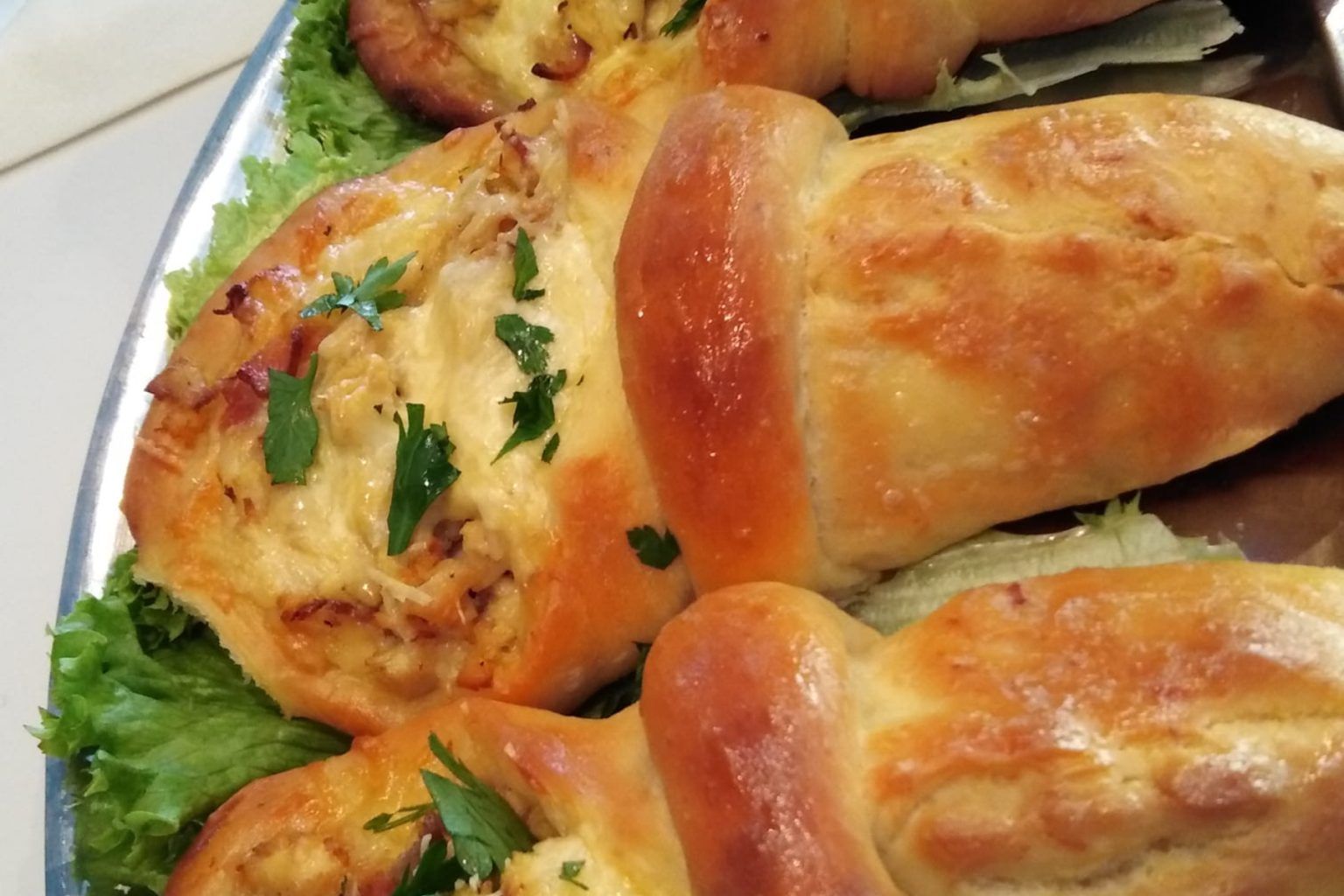 Πιροσκί με τυριά και αλλαντικά