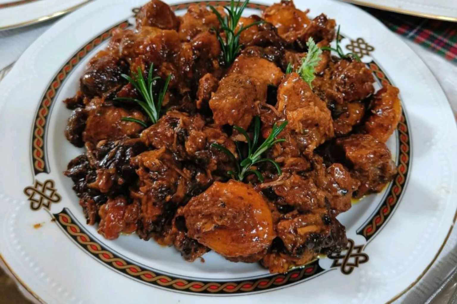 Χοιρινό με δαμάσκηνα και πορτοκάλι