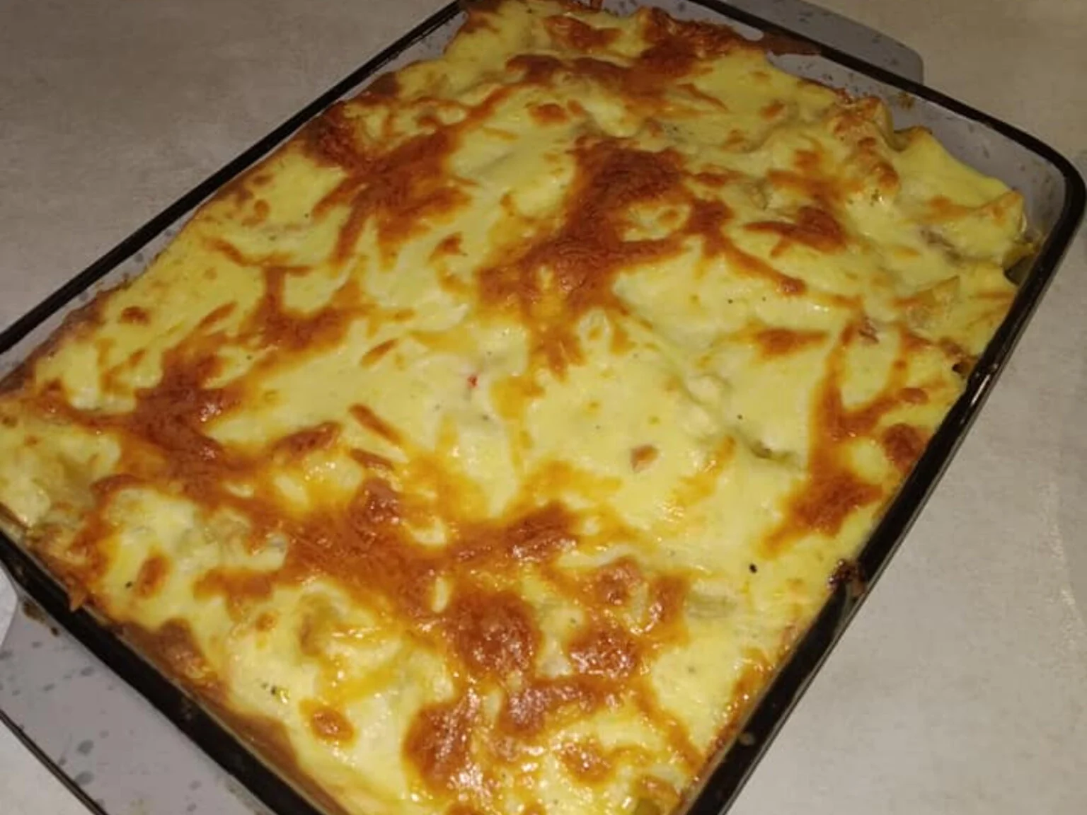 Μακαρονοσουφλέ με πένες και μπέικον