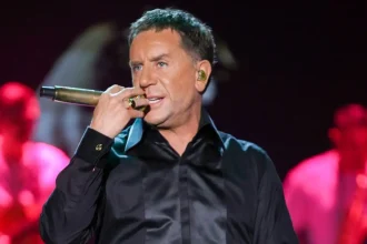 Στο πλευρό του Γιώργου Μαζωνάκη ο ιδιοκτήτης του νυχτερινού κέντρου όπου εμφανίζεται ο Στέφανος Παπαδόπουλος