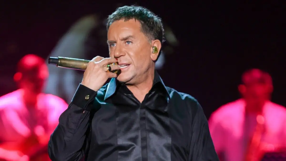 Στο πλευρό του Γιώργου Μαζωνάκη ο ιδιοκτήτης του νυχτερινού κέντρου όπου εμφανίζεται ο Στέφανος Παπαδόπουλος