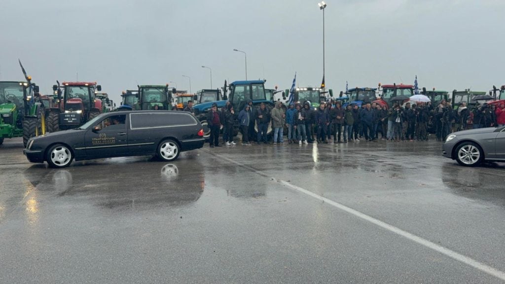 Πορεία με νεκροφόρες στο αγροτικό μπλόκο των Μαλγάρων