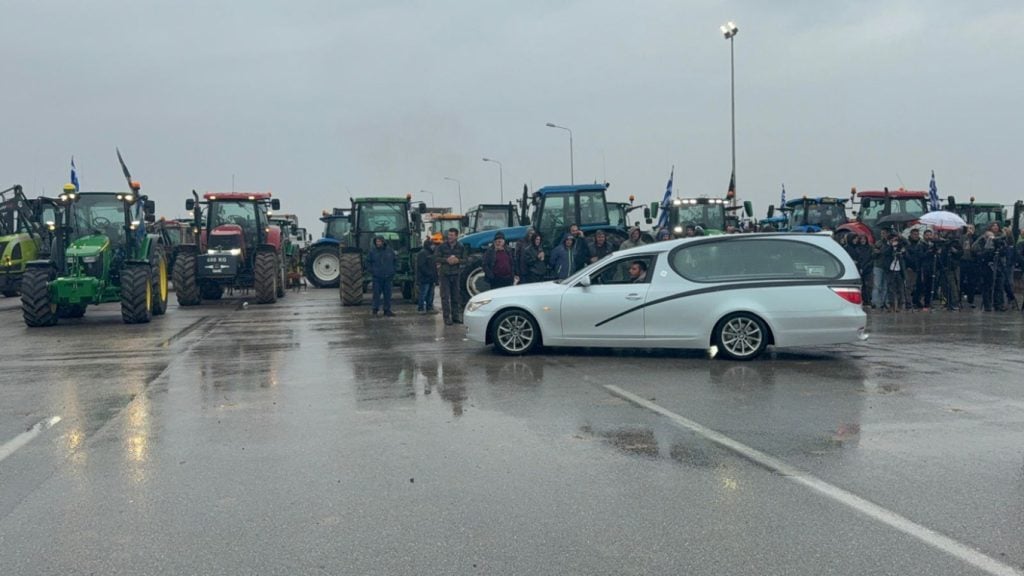 Πορεία με νεκροφόρες στο αγροτικό μπλόκο των Μαλγάρων