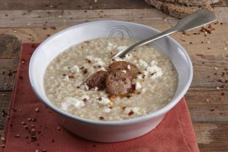 Γρήγορος τραχανάς με λουκάνικο και φέτα