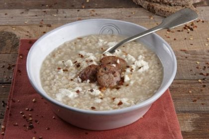 Γρήγορος τραχανάς με λουκάνικο και φέτα