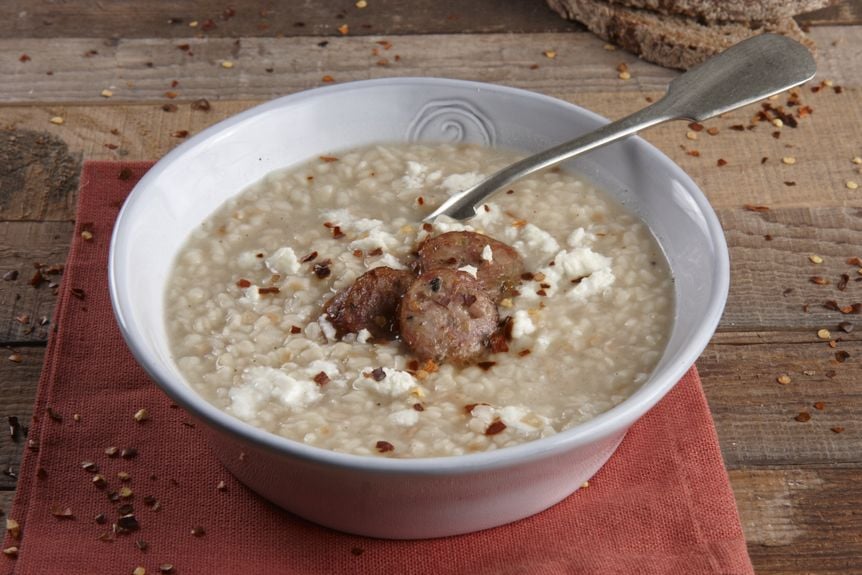 Γρήγορος τραχανάς με λουκάνικο και φέτα