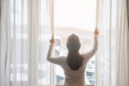 Ποιες είναι οι ιδανικές ώρες για να αερίσουμε το σπίτι τον χειμώνα