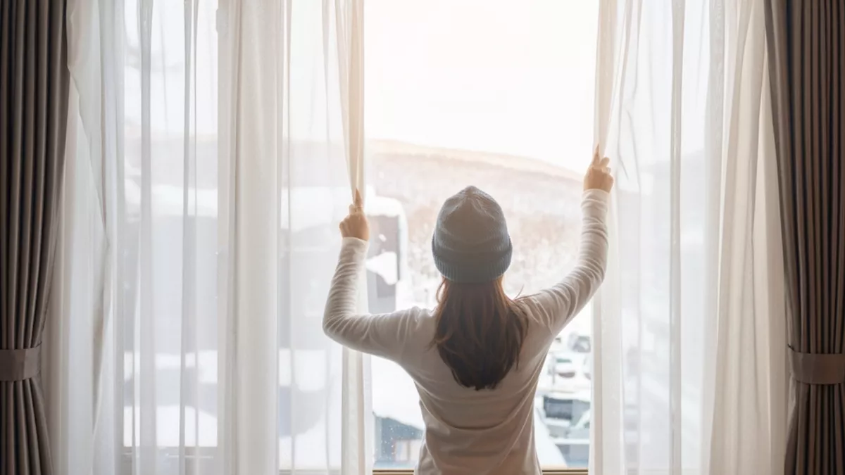 Ποιες είναι οι ιδανικές ώρες για να αερίσουμε το σπίτι τον χειμώνα