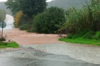 Δυνατές βροχές και κατολισθήσεις στη Λακωνία, πλημμύρες στη Ζάκυνθο, μηνύματα 112 για Μάνη, Πιερία και Ευρώτα 