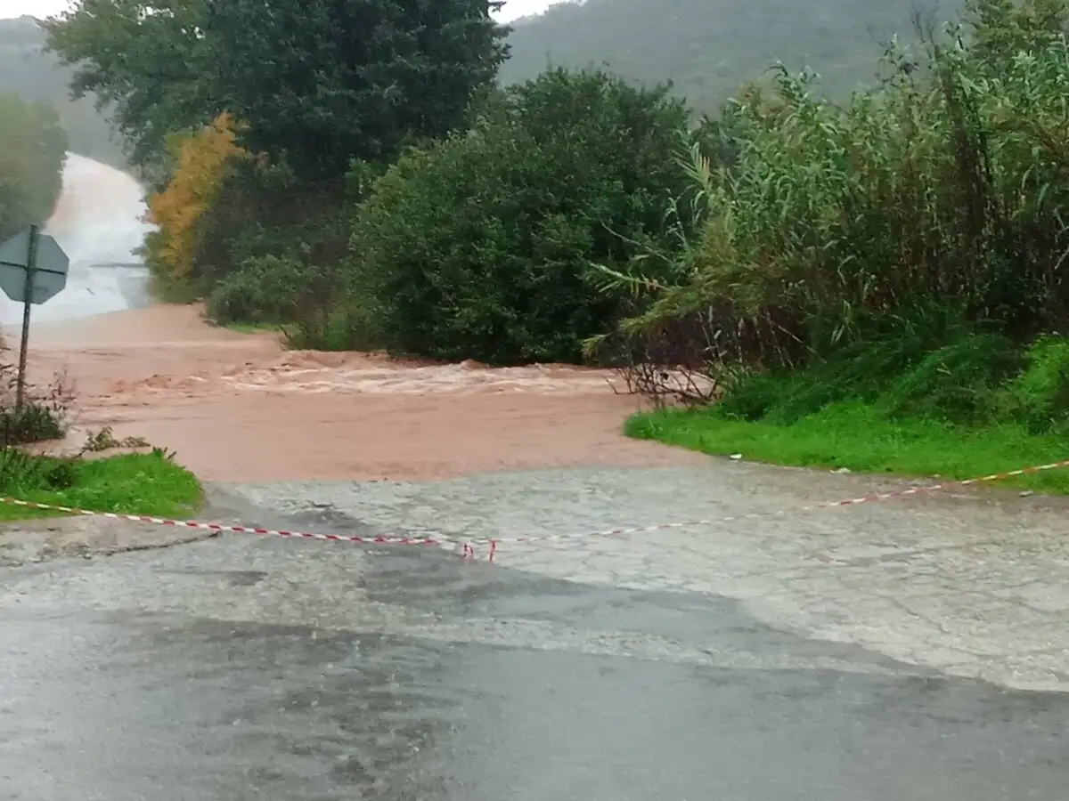 Δυνατές βροχές και κατολισθήσεις στη Λακωνία, πλημμύρες στη Ζάκυνθο, μηνύματα 112 για Μάνη, Πιερία και Ευρώτα
